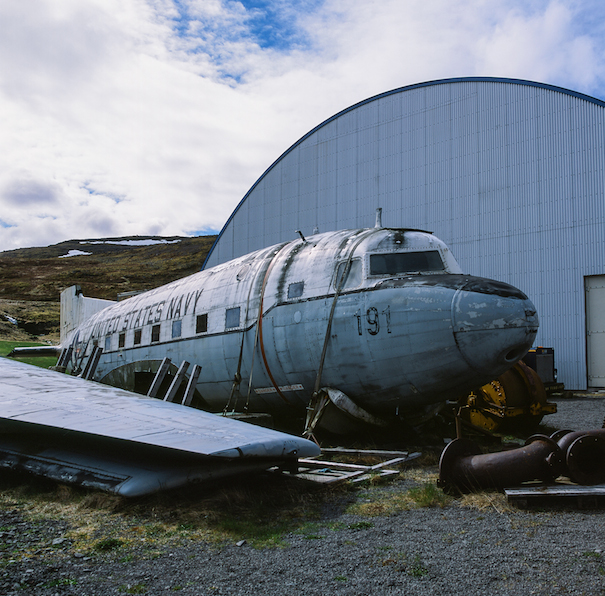 проржавевший самолет у амбара в Исландии
