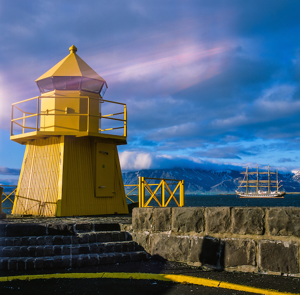 маяк желтого цвета в исландии, парусный фрегат.
