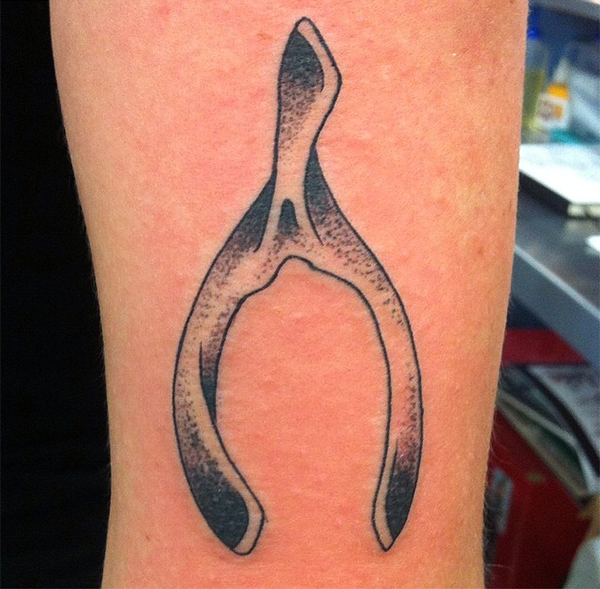 изображение татуировки с символом "wishbone"